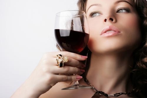 Uống rượu vừa phải, đặc biệt đối với phụ nữ vì cơ thể chị em chuyển hóa chất cồn chậm hơn nam giới nên dễ gây tổn thương gan.