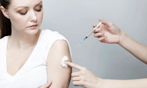 Nếu có kế hoạch đi du lịch nước ngoài, bạn cần nhớ tiêm ngừa vắc-xin viêm gan A và B trước lúc khởi hành.