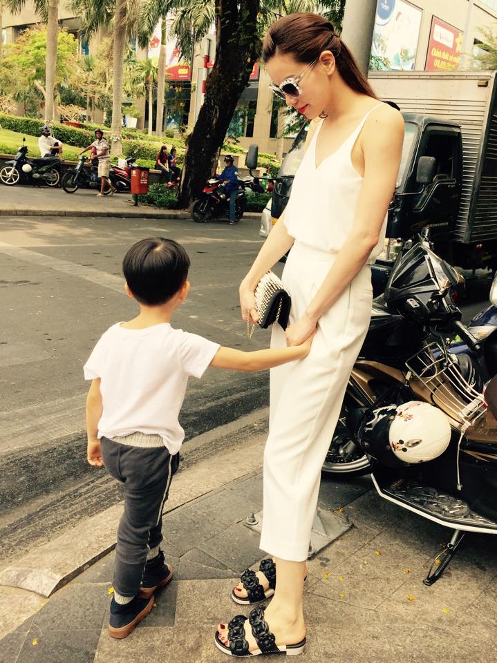 Hồ Ngọc Hà khiến các fan vô cùng thích thú khi đăng tải hình ảnh ngọt ngào hạnh phúc của ngày cuối tuần bên con trai.