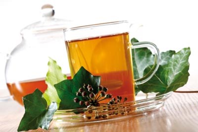 Các loại trà thảo dược (không chứa caffeine – chất có thể khuyến khích việc tạo acid trong cơ thể) giúp điều hòa hệ thống tiêu hóa, ngăn các chứng khó chịu, đầy bụng.