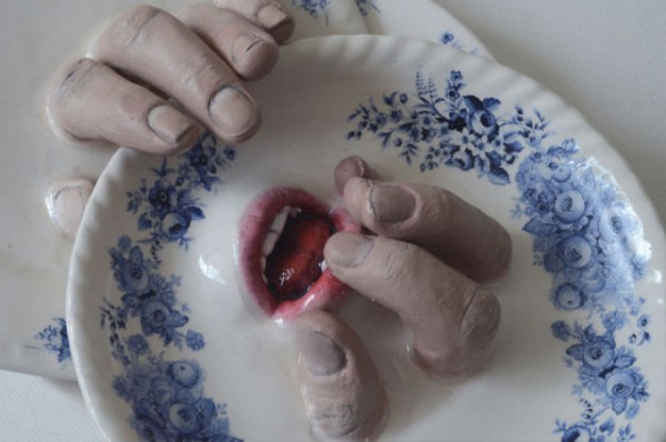 Để tạo cảm giác lạ khi ăn, nhà điêu khắc Ronnit đã tạo ra những bộ đồ ăn có ngón tay, miệng người.
