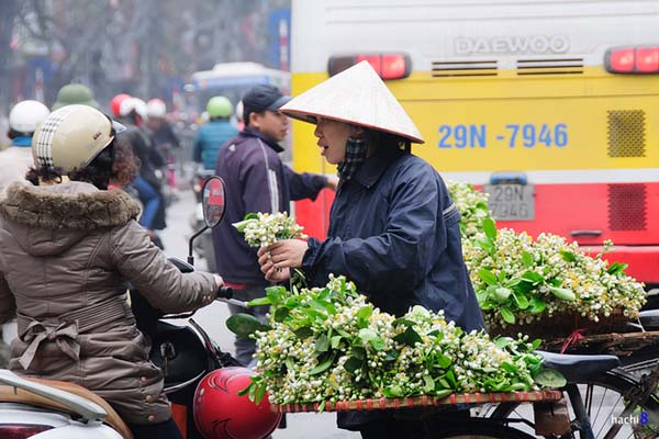 Những ngày tháng ba, khi không khí ẩm ướt dần đi qua, cũng là lúc trên phố bắt đầu xuất hiện những gánh hoa bưởi đi rong.
