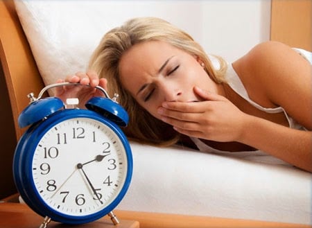 Thức khuya cũng có khả năng khiến kinh nguyệt không đều. Nếu tình trạng kinh nguyệt không đều kéo dài, bạn cần đến bác sỹ để tìm ra nguyên nhân chữa trị.
