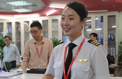 Kyoungjin Kim là nữ phi công người Hàn Quốc đang làm tại hãng bay VietJet Air.
