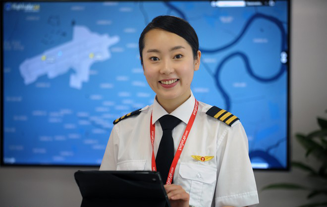 Khi đang theo học lái máy bay tại Mỹ, nữ phi công 27 tuổi được một người bạn giới thiệu và rồi trở thành phi công tại hãng hàng không Vietjet Air.