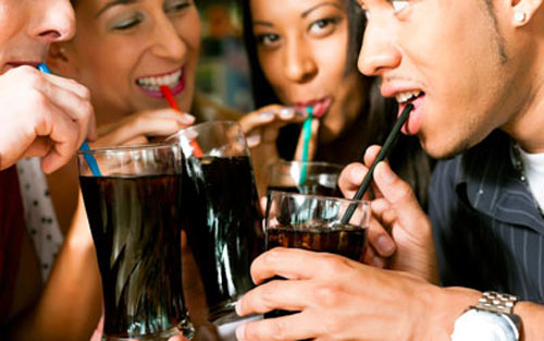 Các loại đồ uống có đường như nước ngọt, nước uống tăng lực rất có hại cho răng khi sử dụng trong một thời gian dài. Không chỉ chứa đường, các loại đồ uống này còn chứa phosphoric và axit citric làm mòn men răng.