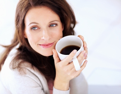 Cà phê. Cà phê có màu tối nên rất dễ làm răng ố vàng, lâu dần khiến bề mặt răng xù xì.