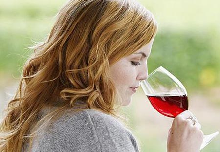 Rượu vang đỏ. Rượu vang đỏ chứa axit ăn mòn nên hại men răng rất nhanh. Hợp chất tannin trong rượu vang đỏ gây khô miệng và làm răng bị xỉn màu.