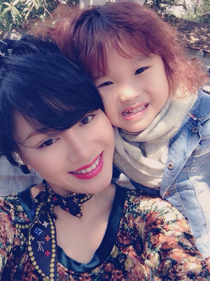 Con gái ca sỹ Thu Phượng (vợ cũ  MC Thành Trung) cũng sở hữu mái tóc xoăn sành điệu.