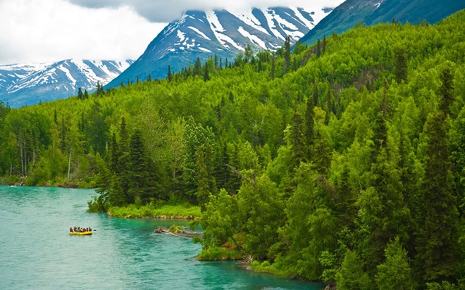 Sông Kenai ở Alaska, Mỹ được coi là 'thiên đường' với những người yêu thích câu cá. Nước sông xanh và trong vắt. Tại đây còn diễn ra nhiều sự kiện lý thú như cuộc thi câu cá hồi.