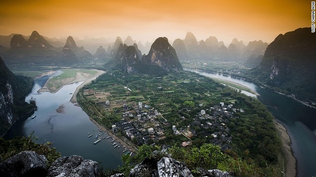 Nằm cách Nam Ninh 300 km, sông Ly xanh biếc như một bức tranh sơn thủy hữu tình uốn quanh thành phố Quế Lâm, tỉnh Quảng Tây. Đối với người Trung Quốc, sông Ly là một trong những thắng cảnh đẹp nhất trần gian.