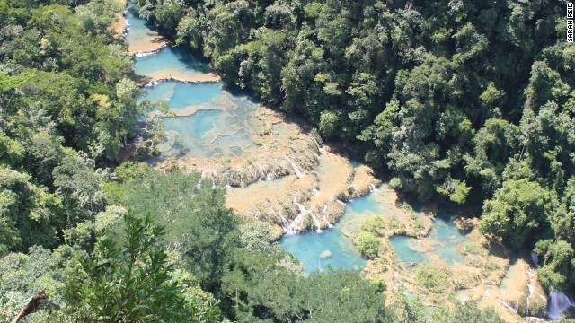 Sông Rio Cahabón ở Guatemala có nước trong suốt xanh màu ngọc bích với những đoạn thác đổ bọt trắng. Đây là địa điểm hấp dẫn đối với nhiều du khách khi đến với Guatemala.