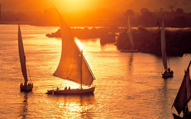 Sông Nile là dòng sông gắn liền với nền văn minh Ai Cập và được coi là con sông huyền thoại. Đây là con sông dài thứ 2 thế giới, bắt nguồn từ Burudi, chảy theo vùng đông bắc châu Phi, qua lãnh thổ Ai Cập và đổ ra biển Địa Trung Hải.