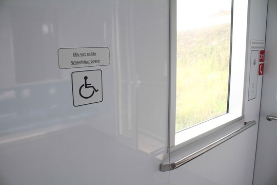 Trên toa tàu có chỗ ngồi riêng cho người khuyết tật.