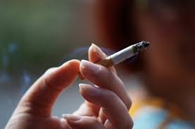 Hút thuốc ngay sau bữa ăn có thể gây viêm loét dạ dày do hàm lượng nicotine, tar và nhiều hóa chất độc hại khác có trong thuốc lá gây ra.