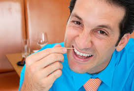 Xỉa răng chính là một thói quen xấu có hại cho răng.