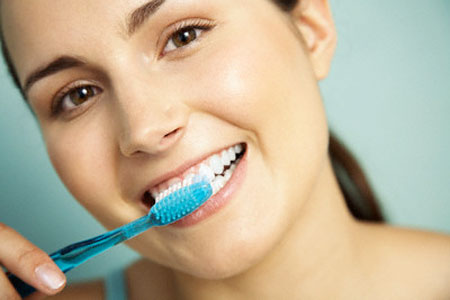 Việc đánh răng sau khi ăn sẽ gây tổn thương lớn cho men răng, ảnh hưởng đến màu sắc mỹ quan của răng.