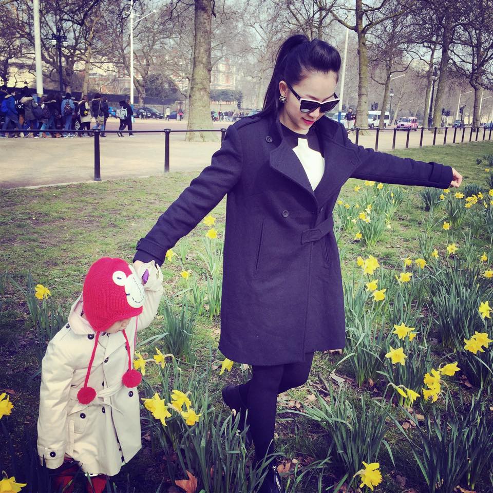 Linh Nga và con gái dạo chơi trong vườn hoa Thủy Tiên ở London - Anh.