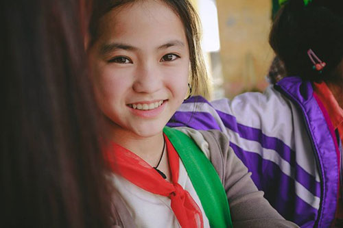 Bé gái người Mông tên Chanh, em hiện đang là học sinh lớp 7, thuộc xã Lùng Cải, huyện Bắc Hà, Lào Cai.