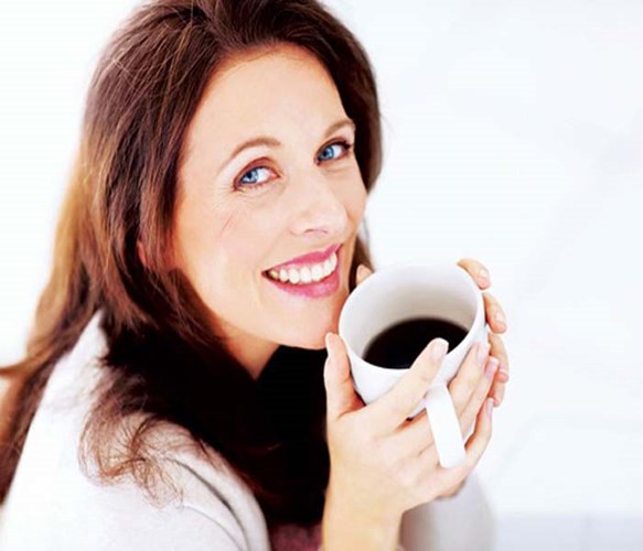 Uống trà hay cà phê - buổi sáng là lúc dạ dày đang đầy axit, bạn nên ăn hay uống những sản phẩm có tính kiềm. Một cốc nước lọc ấm là lựa chọn tuyệt vời nhất vào sáng sớm.