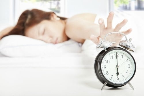 Tắt chuông báo thức và ngủ thêm - bằng cách này bạn đang làm giảm chất lượng giấc ngủ, đồng thời phá hỏng thói quen thể dục.