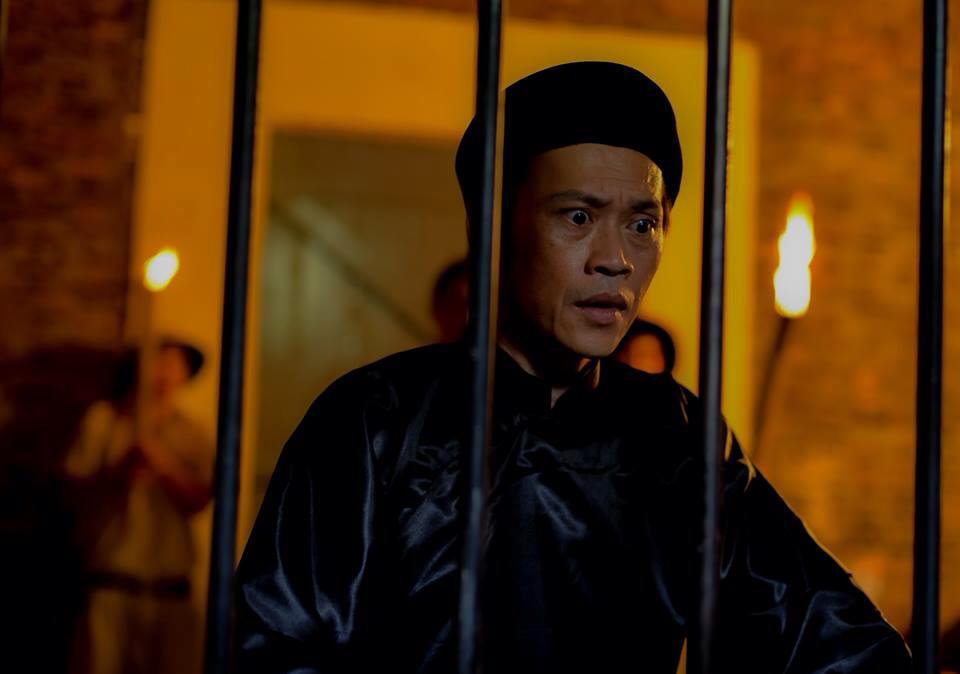 Hoài Linh trong một cảnh quay của phim 'Đoạn trường nam ai': 'Thăm bạn trong ngục tù, giọt nước mắt đã rơi'.