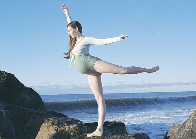 Mang thai ở tuần thứ 39 nhưng Mary Helen Bowers (SN 1979) vẫn dành riêng khoảng thời gian để luyện tập bale.