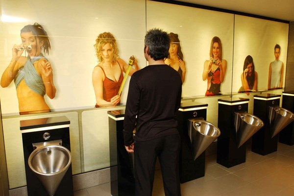 Toilet ở Sofitel Queenstown thuộc thành phố Queenstown (New Zealand) khiến nhiều quý ông cảm thấy “xấu hổ”mỗi khi bước chân vào đây. Trong khi họ đang phải giải quyết nói buồn của mình thì các cô nàng “đứng” trên tường cứ chăm chăm nhìn vào chỗ ấy. Cô thì nhòm ống, cô thì dùng thước đo, có cô lại chụp hình,…