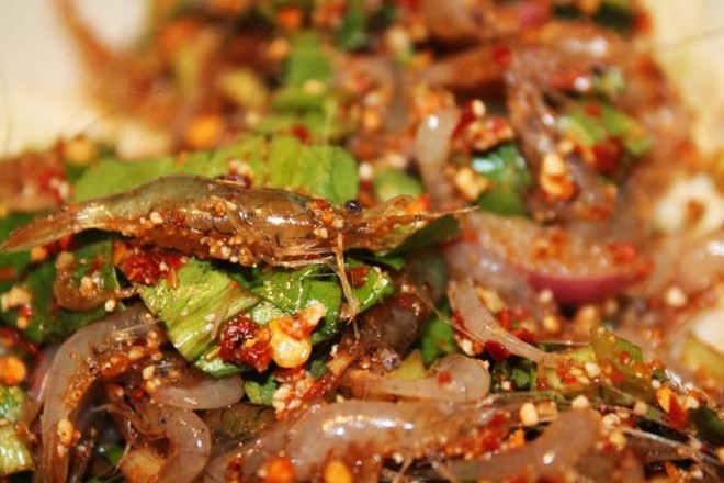Tép nhảy: Đúng như tên gọi, món Goong Ten gồm tép sống trộn với rau thơm và ớt. Chúng còn nhảy khi bạn cho vào miệng. Nhiều người cho biết món này khá ngon và thú vị. Bạn có thể thử khi tới Bangkok.