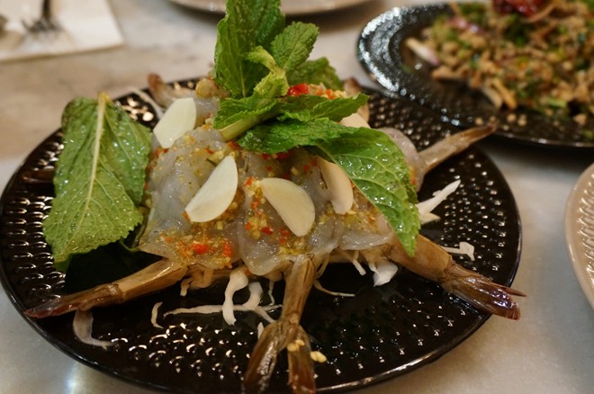 Goong Chae Nam Pla: Tuy có hình thức khó ăn, gồm tôm tít sống rưới nước mắm, thêm ớt và các loại rau thơm, món Gong Chae Nam Pla lại có vị khá ngon.