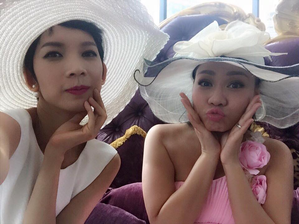 Xuân Lan và Thu Minh điệu đà dự 'The Charity Polo cup năm 2015', Thu Minh cũng là nhà tổ chức chương trình này.