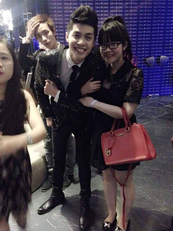 Noo Phước Thịnh vui vẻ chụp ảnh cùng fan sau khi biểu diễn.