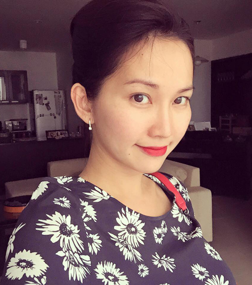 Diễn viên Kim Hiền selfie khoe nhan sắc xinh tươi khi bầu bí. Cô cũng chia sẻ về tình cảm yêu thương mà gia đình chồng dành cho mình.