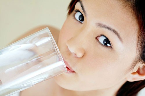 Với những người muốn giảm cân, sau khi ăn 30 phút, bạn có thể uống một chút nước để tăng cường chức năng tiêu hóa của cơ thể.