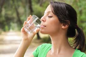 Nếu trước khi ngủ ta uống một cốc nước, độ nhớt của máu có thể sẽ giảm đi rất nhiều, các nguy cơ phát bệnh tim mạch đột ngột sẽ được khống chế tốt hơn.