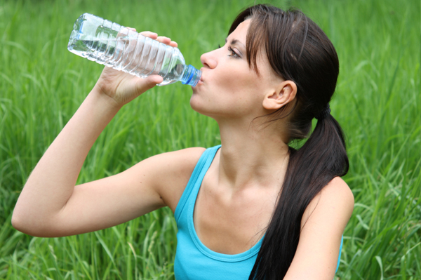 Uống đủ nước là yếu tố rất quan trọng để giữ cho cơ thể luôn ngậm nước. Điều này sẽ tránh làm cho da của bạn bị khô, giữ cho nó mềm mại và dẻo dai hơn.