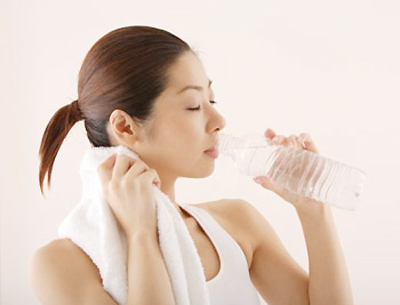Nước lọc có thể phòng tránh một số nguy cơ dễ gặp vào sáng sớm như đau thắt ngực, nhồi máu cơ tim.