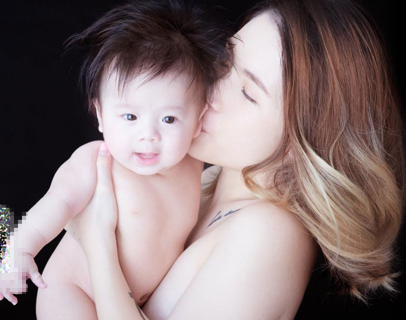 Con trai vừa tròn 5 tháng tuổi, bà mẹ Việt xăm mình này đã thực hiện một bộ ảnh bán nude khá táo bạo để kỷ niệm giai đoạn đáng nhớ của cuộc đời.