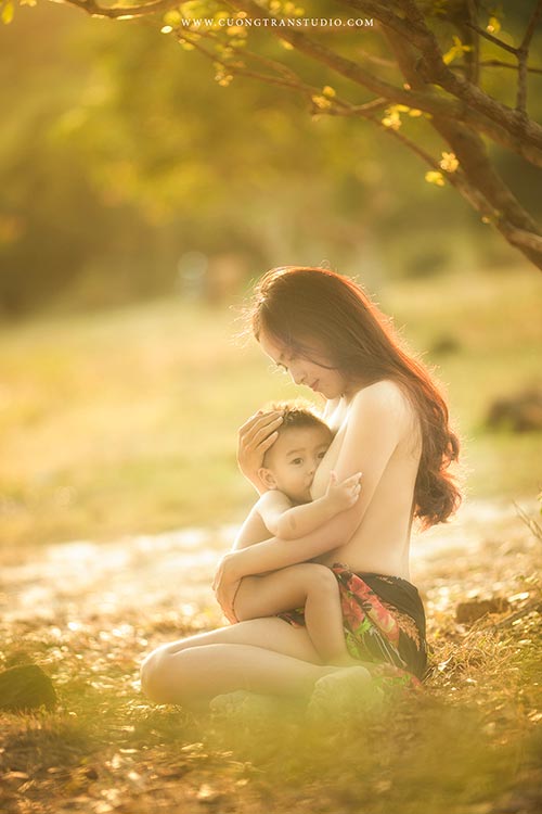 Khoảnh khắc người mẹ ngực trần cho con bú tuyệt đẹp dưới ống kính của người chồng - anh Trần Cường.