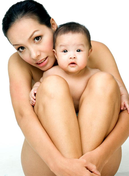 Cựu siêu mẫu Thúy Hạnh với bức ảnh táo bạo bên con gái nhỏ Suti.