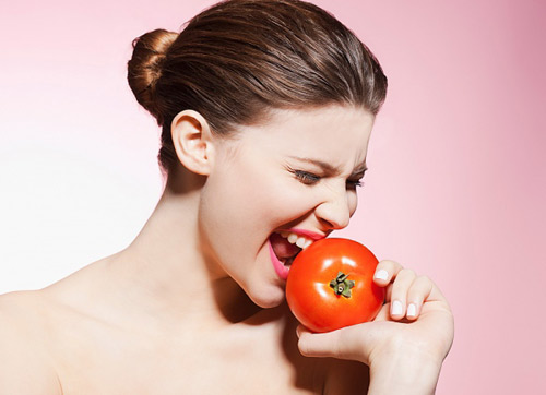 Không chỉ được sử dụng để làm mặt nạ dưỡng da, các nàng cũng nên sử dụng cà chua trong các bữa ăn hàng ngày, nhất là trong thời tiết khô hanh thất thường thì việc ăn nhiều cà chua cũng là cách bổ sung nước cần thiết cho da.