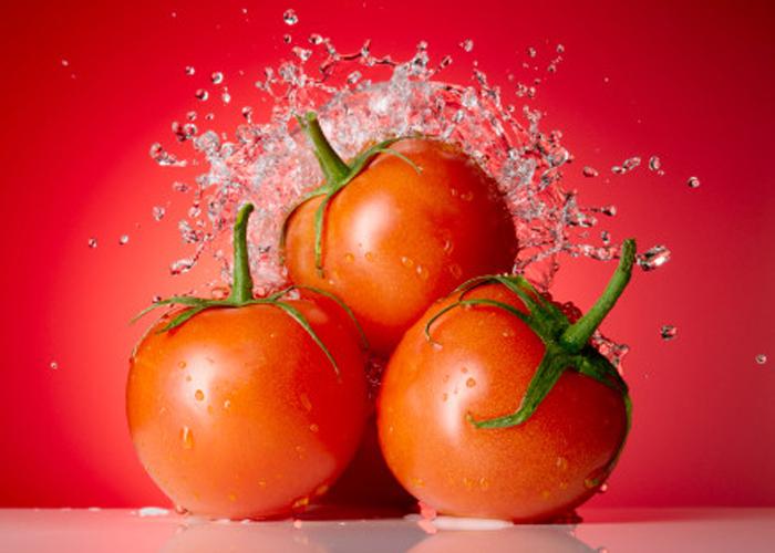 Một nghiên cứu gần đây cho thấy hàm lượng vitamin A cao của cà chua có thể ngăn ngừa thoái hóa điểm vàng, một bệnh nghiêm trọng có thể dẫn đến mù mắt. Hơn nữa, cà chua có thể giảm nguy cơ đục thủy tinh thể.
