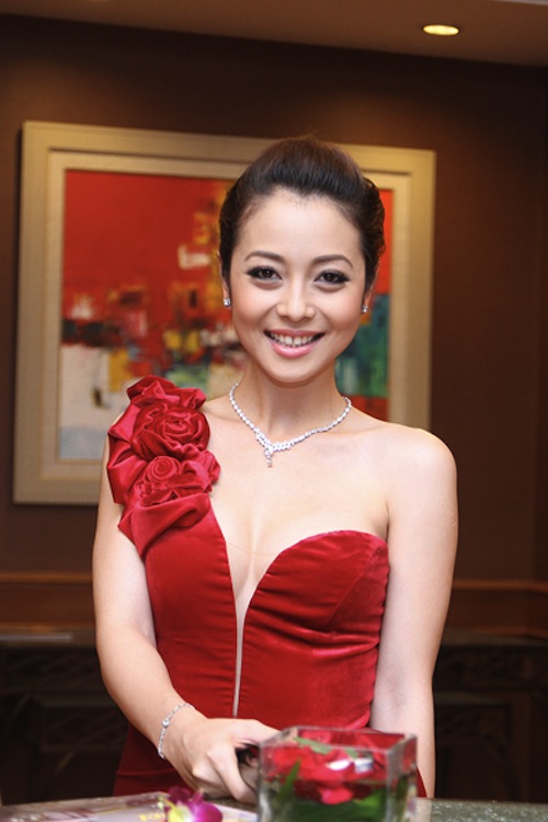 Jennifer Phạm được coi là một trong những hoa hậu xinh đẹp và thành đạt bậc nhất showbiz Việt.