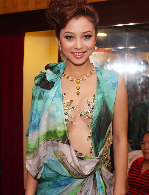 Cô đã đăng quang nhiều giải người đẹp ở nước ngoài: Hoa hậu Việt Nam miền Nam California năm 2006 và Á hậu cuộc thi Hoa hậu Việt Nam tại Mỹ năm 2005...