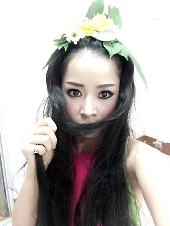 Chi Pu khoe khuôn mặt hóa trang thì Xúy Vân giả dại trước khi bước vào phần thi trong live show Bước nhảy hoàn vũ tối qua (22/3).