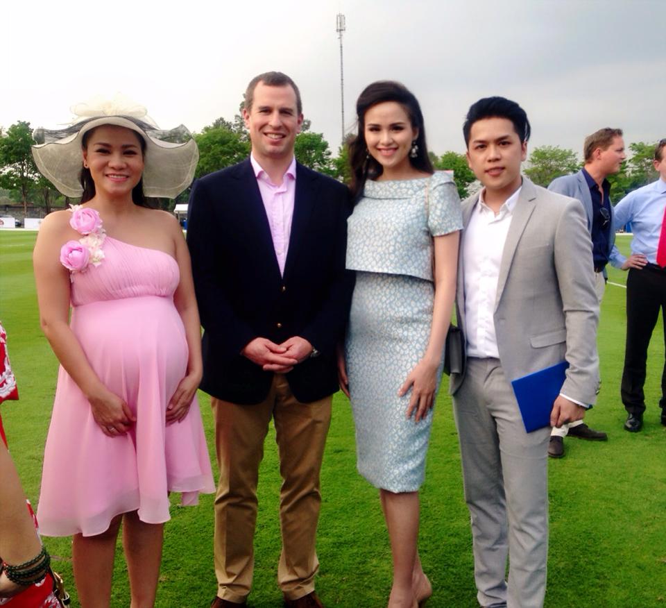 Vợ chồng hoa hậu Diễm Hương trò chuyện với Hoàng tử Anh Peter Phillips, trong sự kiện của Thu Minh tổ chức.