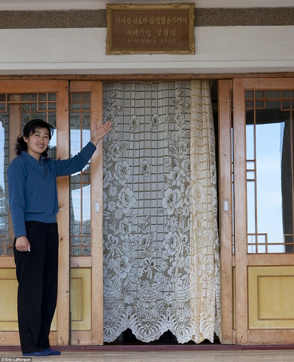 11 năm trước, cố chủ tịch Kim Jong II đã đến thăm ngôi làng Jung Pyong Ri và đây là ngôi nhà mà ông ghé qua.