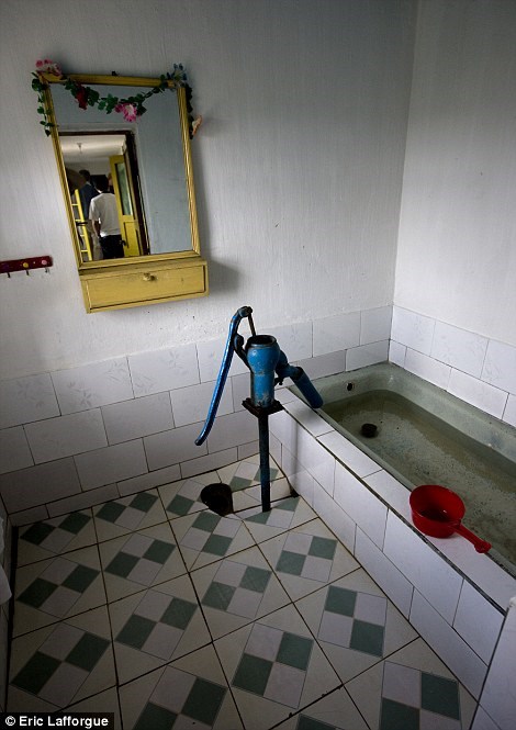 Phòng tắm được trang bị máy bơm nước bằng tay.