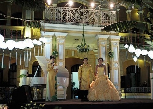 Tiệc cưới được tổ chức tại một căn biệt thự với kiểu kiến trúc cổ của Pháp dưới sự dẫn dắt của MC Quỳnh Hoa.