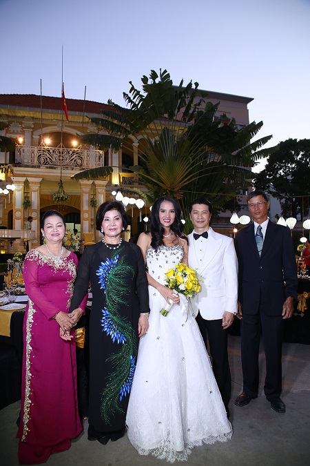Người thân gia đình hai bên của Dustin Nguyễn và Bebe Phạm đều rất ủng hộ và vui mừng trước hạnh phúc của cặp đôi.
